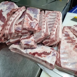 [김포상품] 흑돼지 뼈삼겹 500g / 뼈에 붙은 고기가 가장 맛있는거 아시죠? 유일무이 흑돼지(듀록) 뼈삼겹!